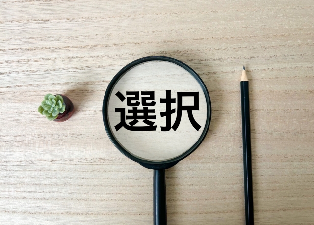 特許事務所と企業知財のどちらに進むか比較検討するイメージ