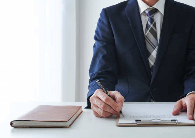 知財転職において求人情報を比較検討するイメージ