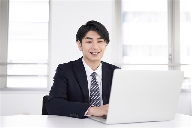 未経験歓迎｜特許技術者｜理系出身者募集｜教育体制充実｜在宅勤務週3日可｜